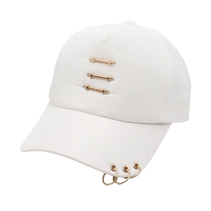 Casquette blanche avec bandes métalliques dorées et anneaux style street punk