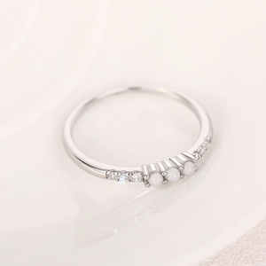 Detailansicht eines minimalistischen Rings mit drei weißen Opalen und Zirkonia