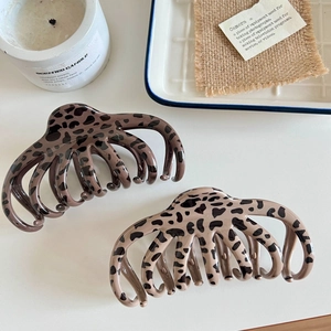 Grandi mollette per capelli con stampa leopardata in acetato marrone e beige su vassoio