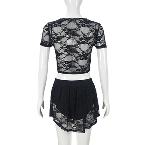 Achteraanzicht van zwarte kanten crop top en minirok set op paspop met opengewerkt patroon