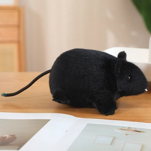 Perfil lateral de un ratón de peluche negro realista con piel sintética suave y cola larga.