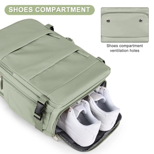 Detalle del compartimento para zapatos y orificios de ventilación de la mochila verde.