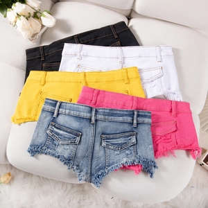 Dettaglio dei bordi sfrangiati e tessuto denim multicolore per shorts a vita bassa