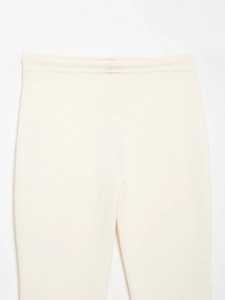 Gros plan d'un pantalon de jogging beige à taille haute en coton mélangé épais de qualité