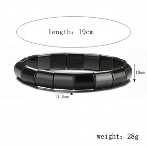 Vue détaillée du bracelet en hématite noire mate avec des perles irrégulières en demi-lune