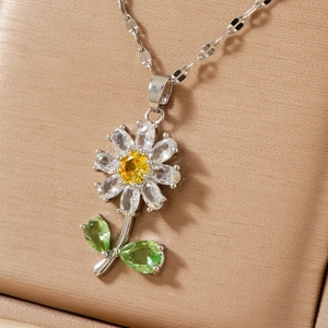 Gros plan du collier tournesol étincelant avec zircons colorés sur satin champagne