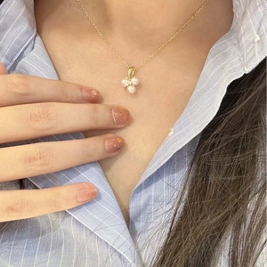 Elegant gold necklace with triple pearl cluster pendant on a chic O-chain for women