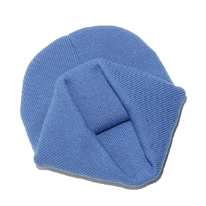 Detailopname van de premium geribbelde textuur van een zachte blauwe gebreide muts