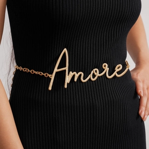 Nahaufnahme einer goldfarbenen Taillenkette mit dekorativem 'Amore'-Schriftzug