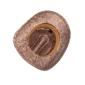 Chapeau de cowboy marron vintage avec texture craquelée et détails du bandeau intérieur