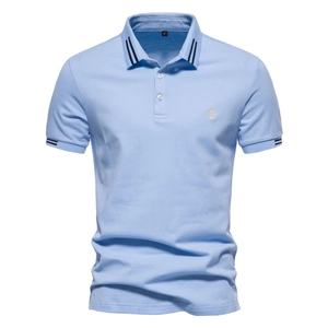 Polo homme en coton bleu clair avec col rayé et logo brodé sur la poitrine