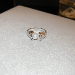 Detailed close-up of S925 sterling silver ring featuring a white pearl and wave texture