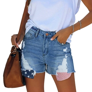 Short en jean bleu avec déchirures et doublure de poche motif drapeau américain
