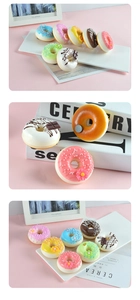 Detailansicht bunter PU-Donuts mit realistischer Cremeschicht und feinen Streuseln