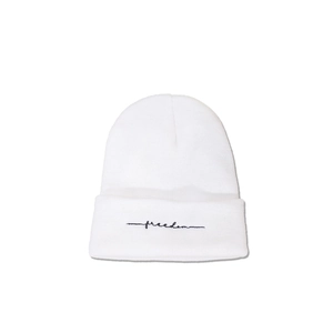 Gros plan du bonnet en tricot blanc avec broderie Freedom noire et texture détaillée