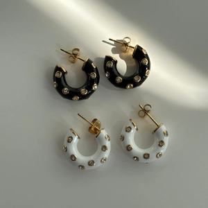 Minimalist C-shaped titanium steel earrings in black and white enamel with zircon stones