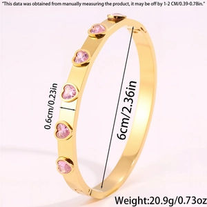 Détail du bracelet doré avec cristaux en forme de cœur rose et diamètre interne de 6cm