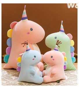 Grupo de peluches de dinosaurio suaves en colores pastel y diversos tamaños.