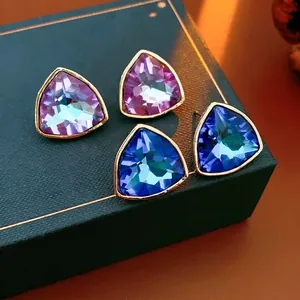 Boucles d'oreilles triangles en strass avec bordure dorée en bleu et violet