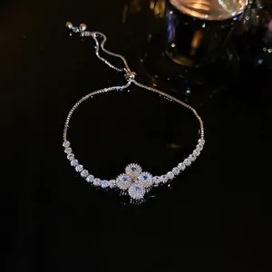 Elegantes vergoldetes Blumenarmband mit Zirkoniasteinen und verstellbarer Zugkette
