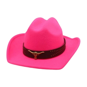 Chapeau de cowboy rose vif avec emblème de tête de taureau doré et bandeau clouté
