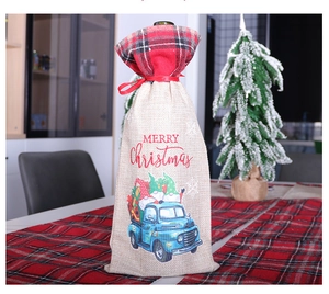 Détail du sac à vin de Noël avec motif de camion bleu et cordon de serrage à carreaux