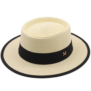 Chapeau de paille canotier crème élégant avec ruban noir et détail lettre M