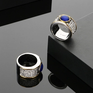 Détail de la pierre de saphir et des diamants sur la bague lourde en or et argent