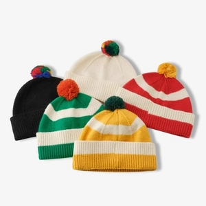 Unisex kleurrijke gestreepte gebreide mutsen met pompons in vijf felle winterstijlen