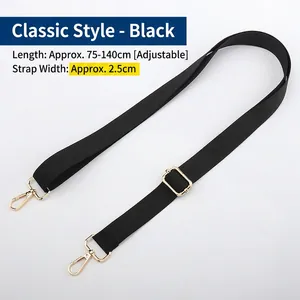 Dettaglio tracolla in nylon nero con ganci dorati e indicazione lunghezza 75-140cm