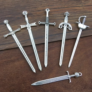 Detailansicht von sechs Vintage-Silberschwertern für DIY-Schmuck und Cosplay-Zubehör