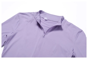 Détail de la veste solaire anti-UV lavande avec col montant et fermeture éclair