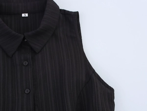 Détail de la robe sans manches à rayures noires avec col superposé et boutons noirs