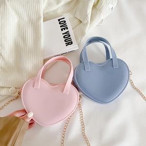 Fashionable heart-shaped jelly bags in pink and light blue with gold chain straps