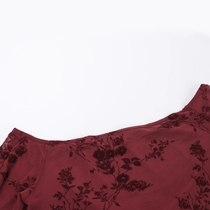 Détail du tissu en maille bordeaux avec imprimé floral vintage et structure en filet