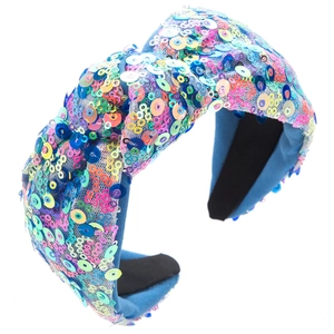 Détail d'un serre-tête bleu noué orné de paillettes multicolores et d'un voile en maille