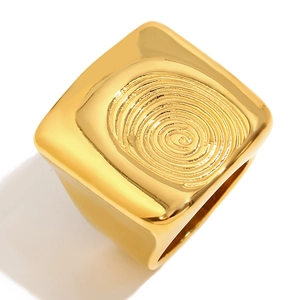 Schicker 18K vergoldeter quadratischer Ring mit Fingerabdruck-Textur in 45-Grad-Ansicht