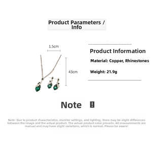 Vue détaillée du collier pendentif cœur vert avec les spécificités cuivre et strass