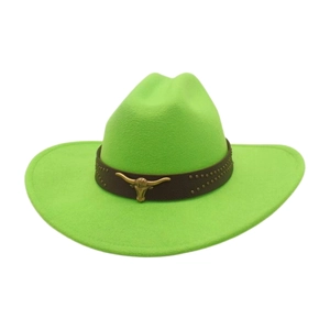 Détail du chapeau de cow-boy vert fluo avec bande en cuir et ornement tête de taureau