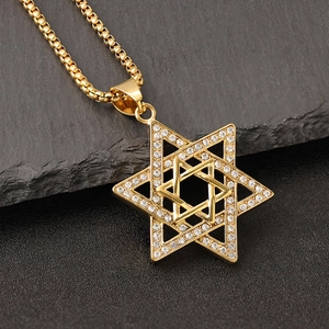 Collar con colgante Estrella de David chapado en oro con cristales sobre fondo de piedra