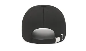 Dettaglio cappello nero con fibbia in metallo argento e trama del tessuto in diagonale
