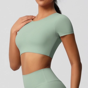 Détail de l'ensemble de yoga sans couture vert sauge avec pantalon et haut court