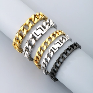 Détail de bracelets à mailles cubaines en or, argent et noir sur un support gris