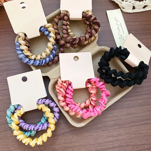 Détail des chouchous tressés en spirale à haute élasticité en divers ensembles de couleurs