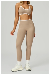 Détail de l'ensemble de yoga sans couture avec brassière col U et legging taille haute
