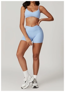 Détail du short de yoga bleu ciel à taille en V et soutien-gorge de sport