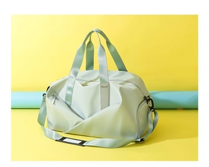 Sac de sport vert clair avec bandoulière réglable et tissu résistant à l'eau