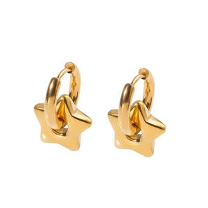 Boucles d'oreilles créoles dorées avec pendentif étoile au fini poli miroir