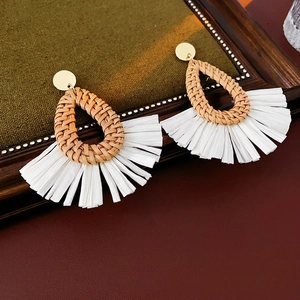 Bohemian drop-shaped raffia earrings with fan-shaped white fringe tassels and gold studs