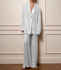 Détail d'un ensemble blazer et pantalon large à sequins argentés scintillants chic